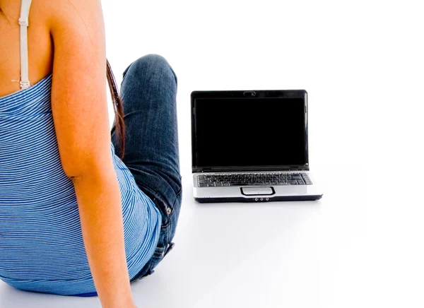 Postura traseira de estudante feminino com laptop — Fotografia de Stock