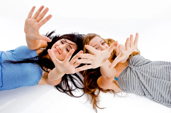 Meninas caucasianas felizes deitado no chão — Fotografia de Stock