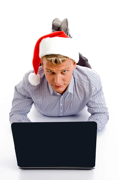 Dizüstü bilgisayar üzerinde çalışan beyaz erkek — Stok fotoğraf