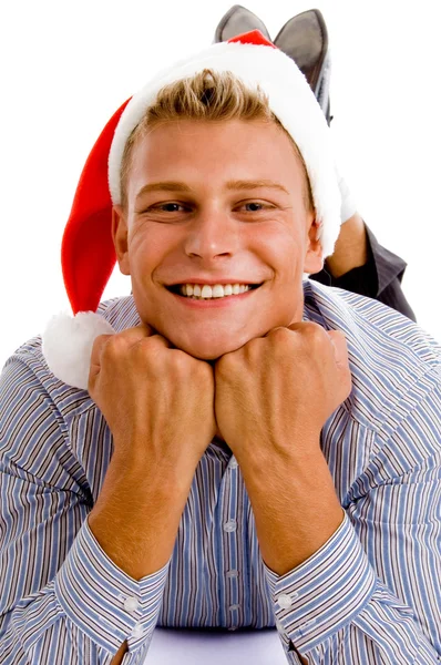 Красивый молодой парень в рождественской шляпе — стоковое фото
