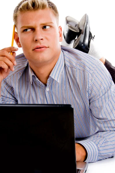 Σκεπτόμενο άνθρωπο με φορητό υπολογιστή και μολύβι — Φωτογραφία Αρχείου