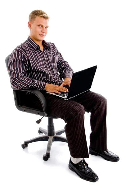 Junge Buchhalterin arbeitet am Laptop — Stockfoto