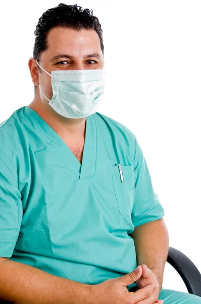 Médico masculino posando com máscara facial — Fotografia de Stock