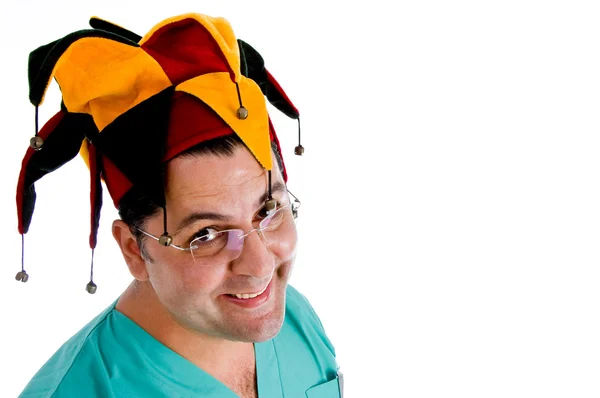 Chirurg pózuje v legračním klobouku — Stock fotografie