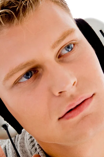 Close up de música masculina ouvindo — Fotografia de Stock