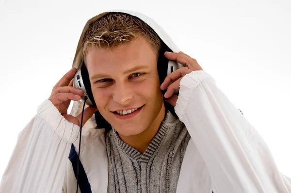 Junger Mann hört Musik — Stockfoto
