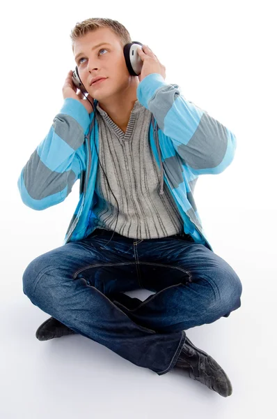 Молодой парень слушает музыку — стоковое фото