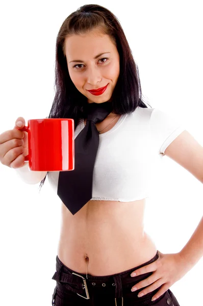 Mooie jonge vrouw biedt koffie — Stockfoto