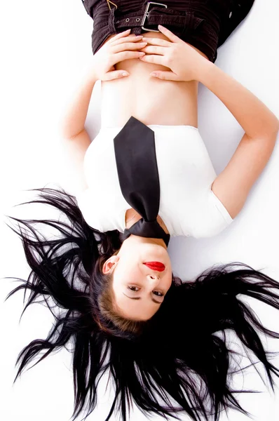 Attraktiv ung kvinna liggande — Stockfoto