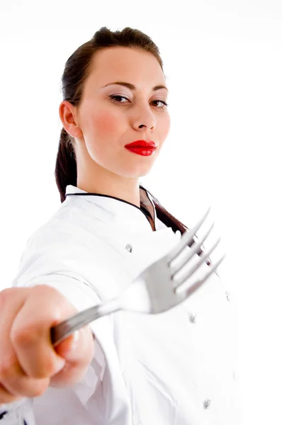 Jovem chef feminino mostrando garfo — Fotografia de Stock