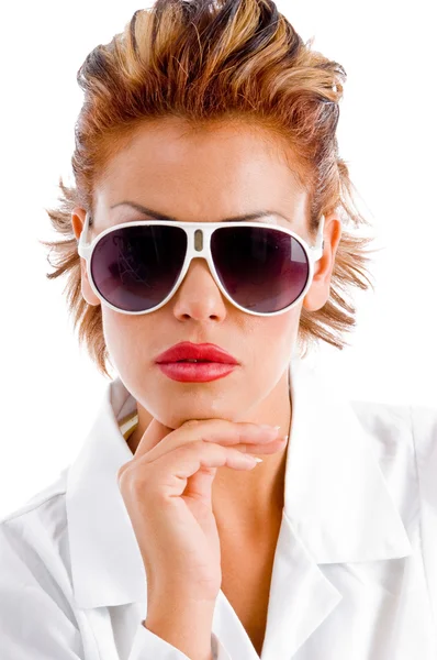 Donna in posa con occhiali da sole — Foto Stock