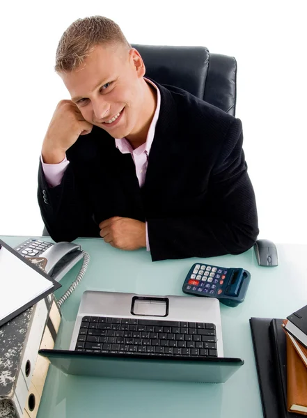 Lächelnder Geschäftsmann am Schreibtisch — Stockfoto