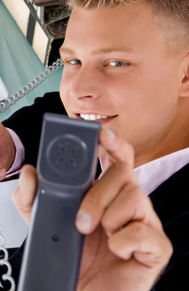 Dipendente che mostra ricevitore telefonico — Foto Stock