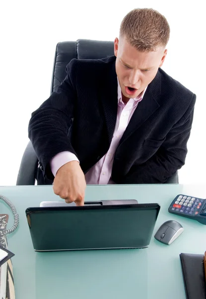 Менеджер, який натискає клавішу на ноутбуці — стокове фото