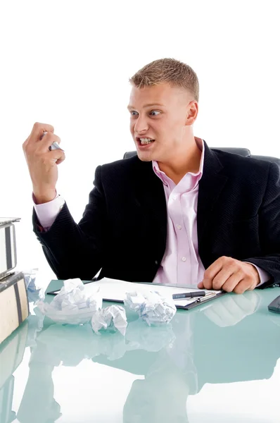 Irritado hombre de negocios aplastando papel —  Fotos de Stock