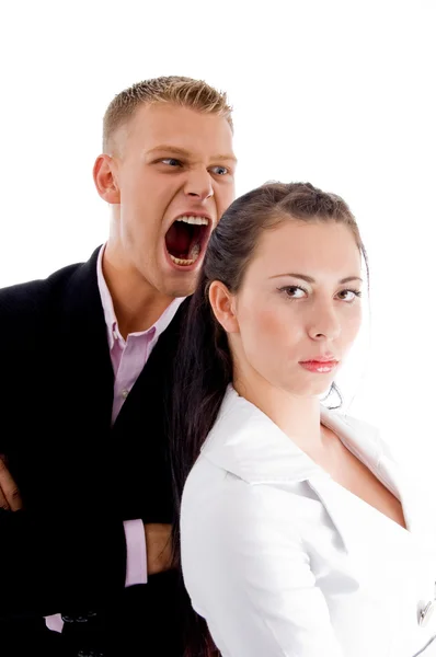 Cara irritado gritando na parte de trás da mulher — Fotografia de Stock