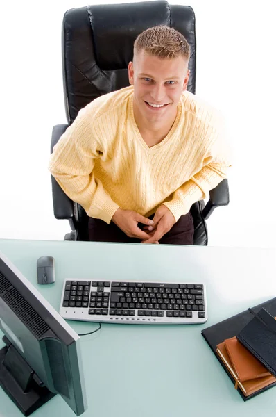 Masculino sentado na frente da mesa de trabalho — Fotografia de Stock