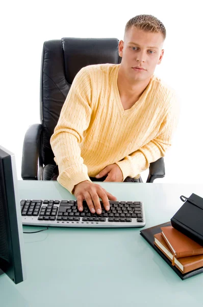 Pohledný chlap pracuje na počítači — Stock fotografie