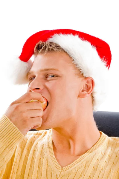 Мужчина ест яблоко — стоковое фото
