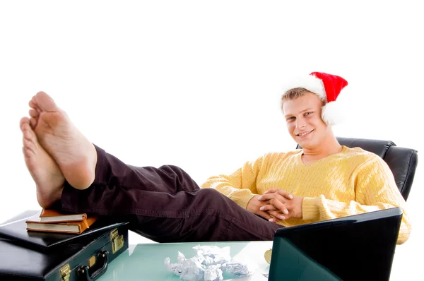 Pihentető férfi viselt karácsonyi kalap — Stock Fotó