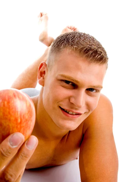 Hombre musculoso sosteniendo una manzana — Foto de Stock