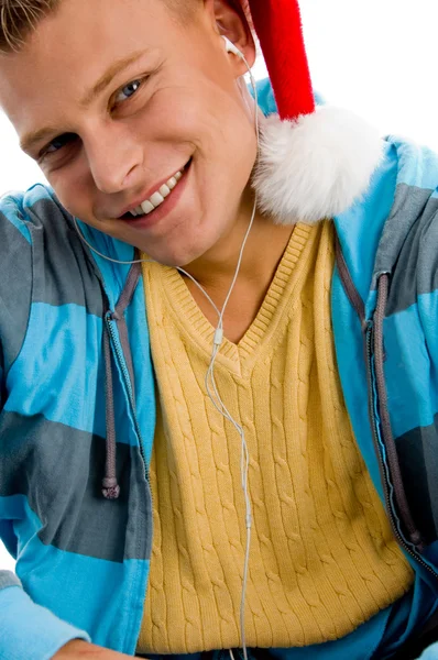 Улыбающийся мужчина в рождественской шляпе — стоковое фото