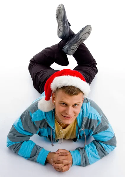 Молодой парень позирует в рождественской шляпе — стоковое фото