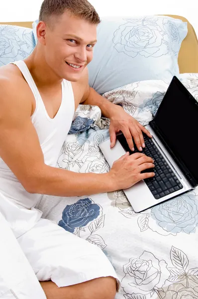 Homme souriant travaillant sur ordinateur portable — Photo