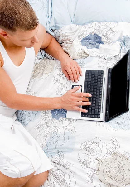 Junger Mann bedient Laptop — Stockfoto