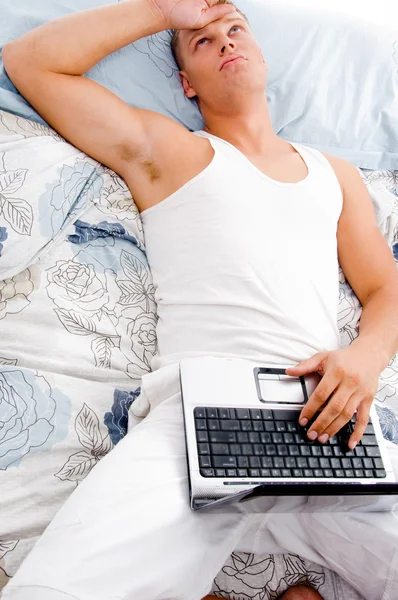 Hombre descansando en su casa con el ordenador portátil — Foto de Stock