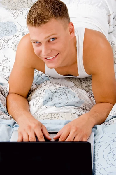 Usměvavý chlap pózuje s notebookem — Stock fotografie