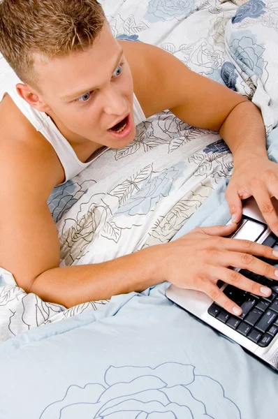 Pohledný muž pracující na laptop — Stock fotografie