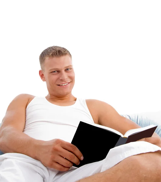 Homme appréciant la lecture au lit — Photo