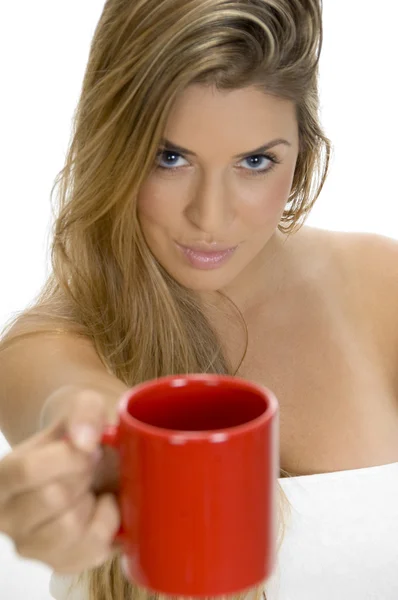 Νεαρό σέξι γυναίκα που δείχνει την κούπα καφέ — Φωτογραφία Αρχείου