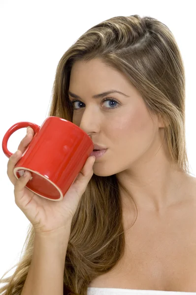 Junge schöne Frau nippt an Kaffee — Stockfoto