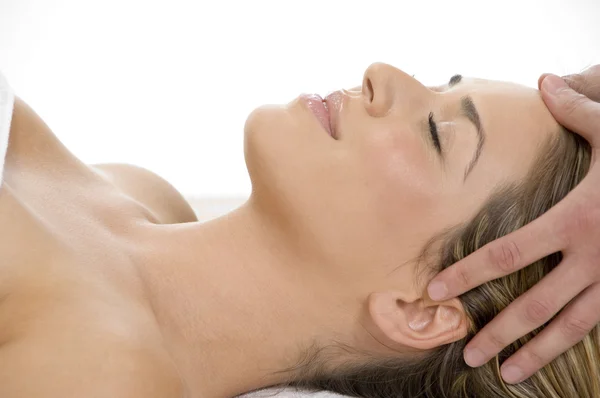 Retrato de dama recibiendo masaje en la cabeza — Foto de Stock