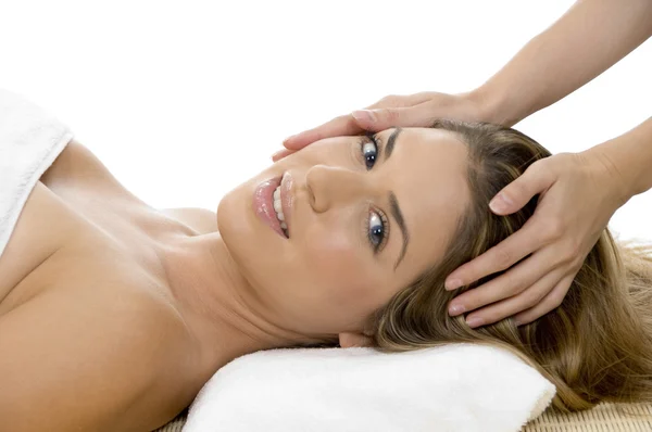 Retrato de modelo recebendo massagem na cabeça — Fotografia de Stock