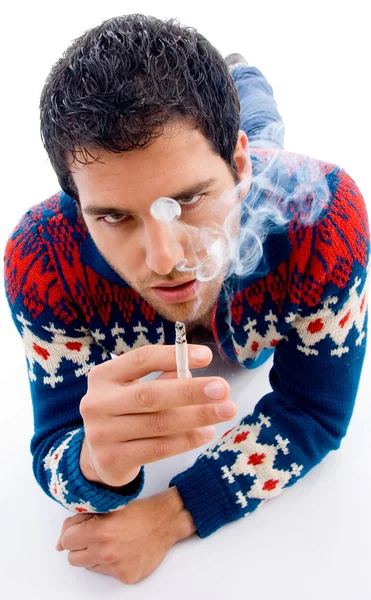 Junger Mann posiert mit Zigarette — Stockfoto
