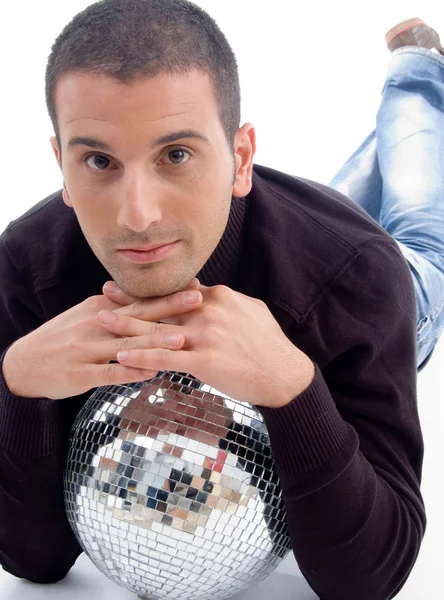 Parlak bir disko topu üzerinde oturan genç adam — Stok fotoğraf
