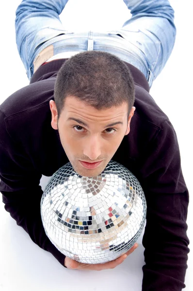 Νεαρός άντρας στηρίζεται σε γυαλιστερό disco μπάλα — Φωτογραφία Αρχείου