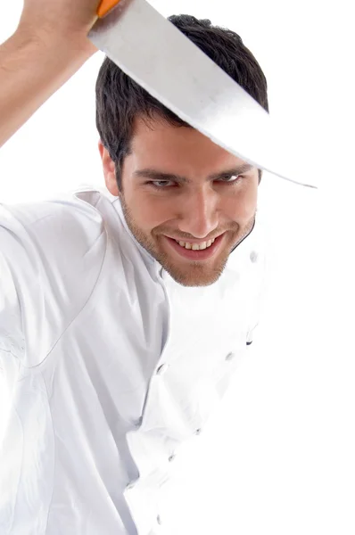Giovane chef maschio sorridente coltello in mano — Foto Stock