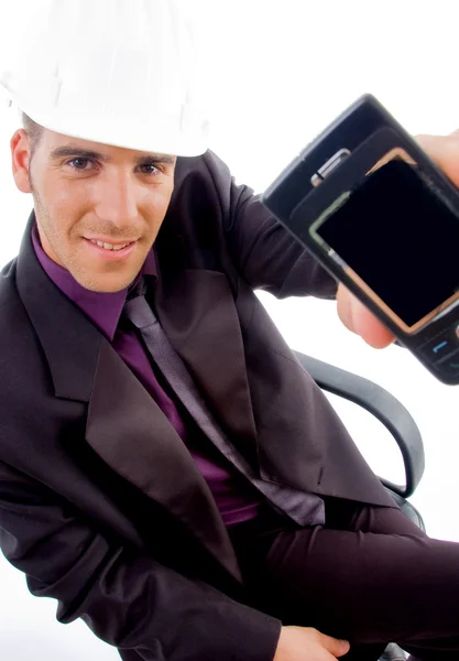 Arquiteto masculino mostrando seu celular — Fotografia de Stock