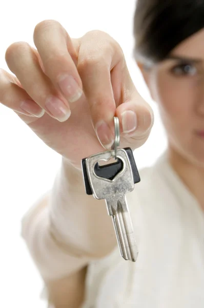 Genç kadın gösteren anahtarlar — Stok fotoğraf