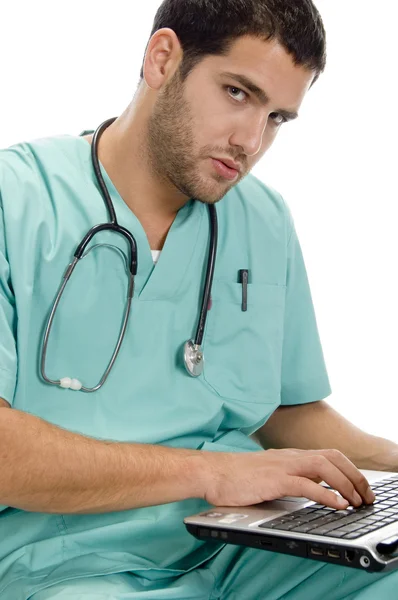 Médico com laptop e estetoscópio — Fotografia de Stock