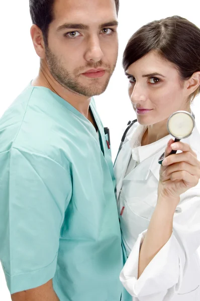 Медсестра, стоящая с пациентом — стоковое фото