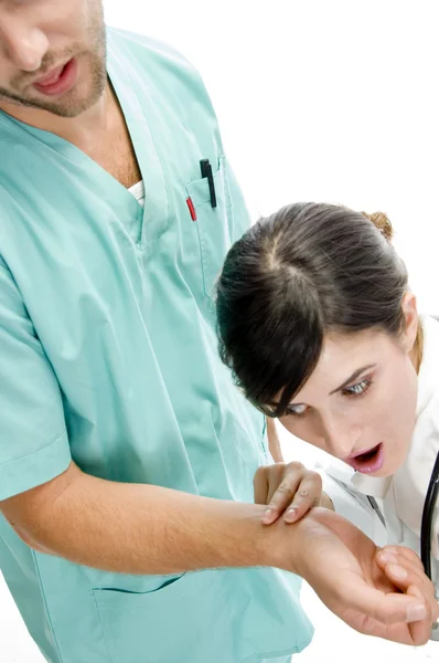 Enfermeira verificando pulso do paciente — Fotografia de Stock