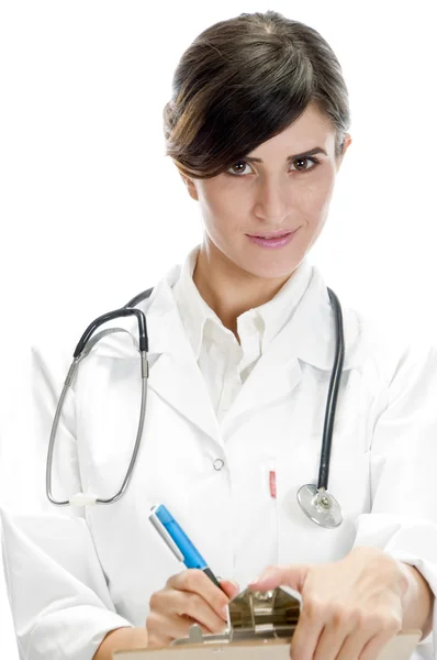 Vackra läkare poserar med skrivblocket — Stockfoto