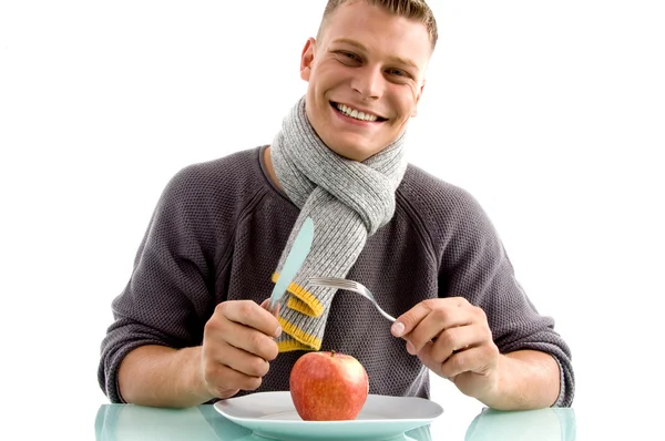 Sorrindo homem vai comer maçã com garfo — Fotografia de Stock