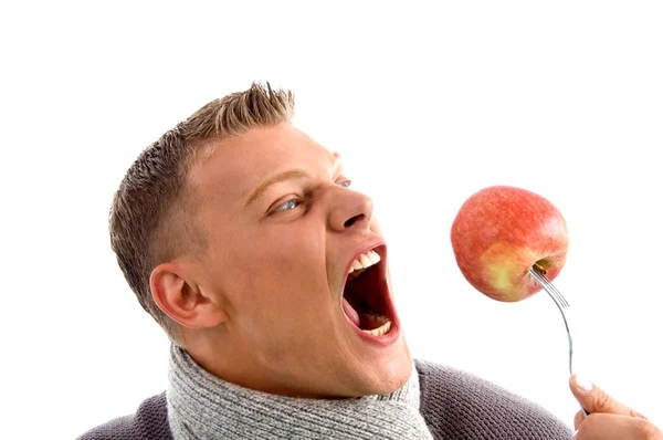 Retrato del hombre sosteniendo manzana con tenedor — Foto de Stock
