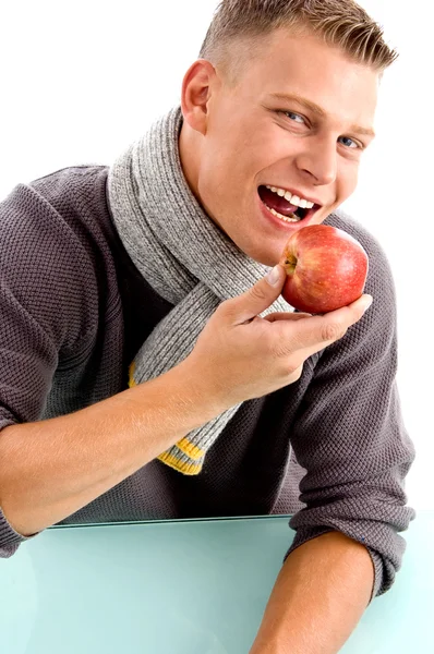 Χαμογελαστός νεαρός άνδρας που ποζάρει με μήλο — Φωτογραφία Αρχείου